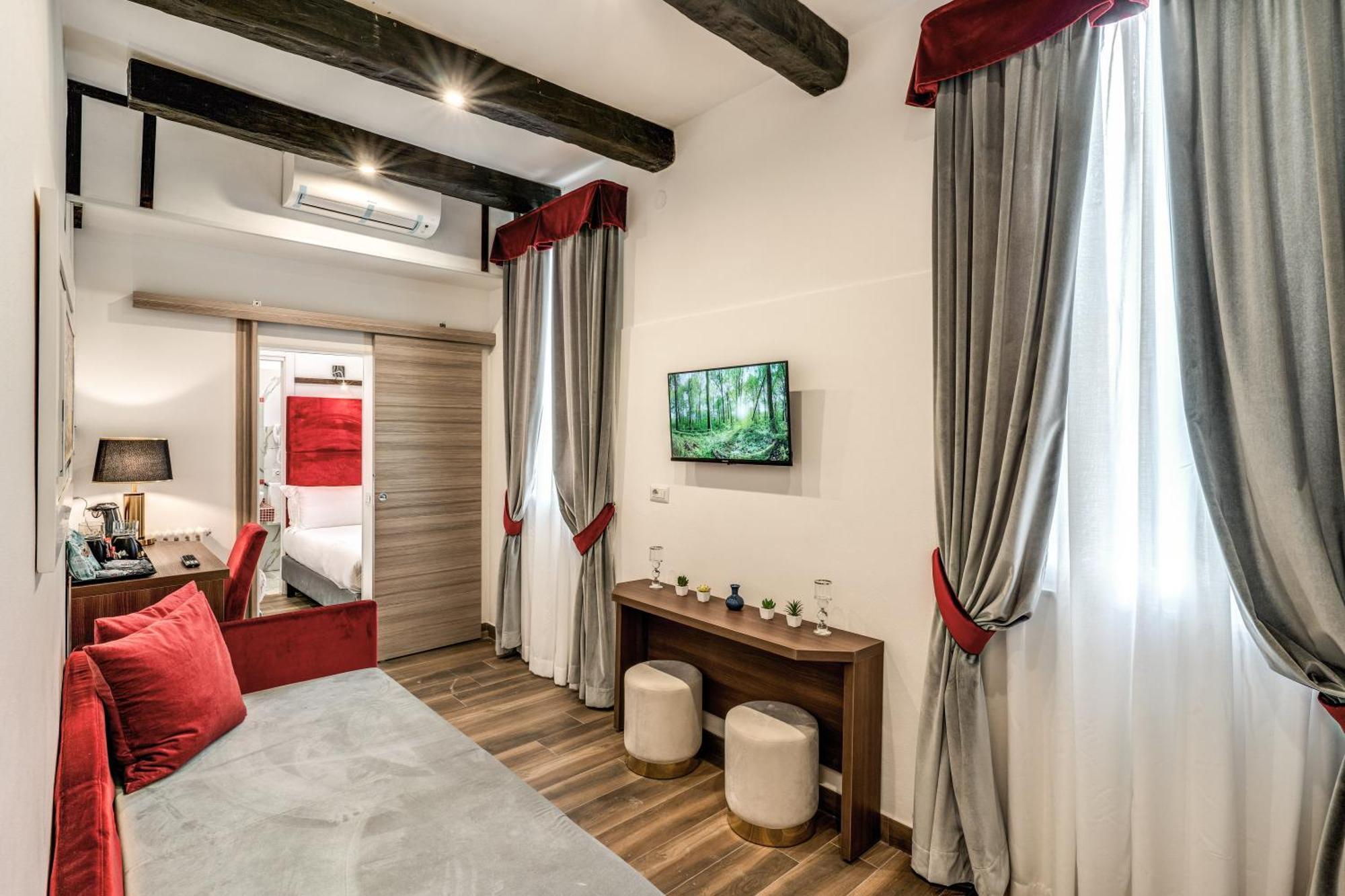 Tritone House Gasthof 4*